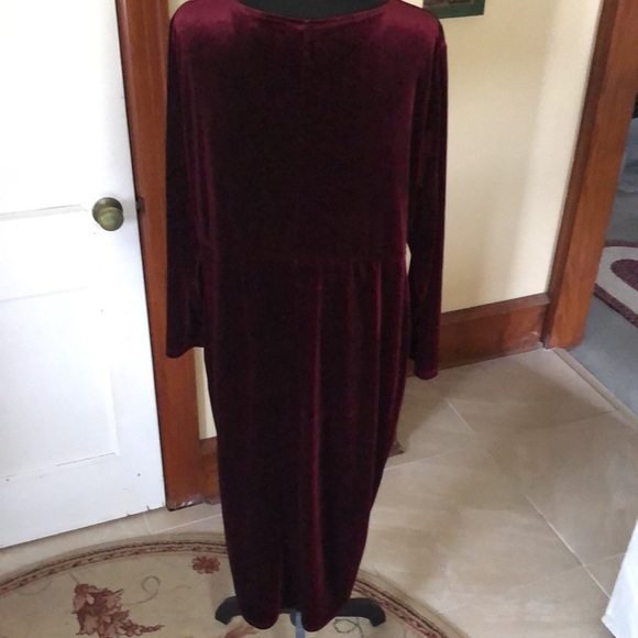 Velvety soft wine colored over the head dress - Picture 5 of 6